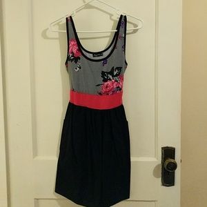 Sleeveless black abd grey dress with pink details